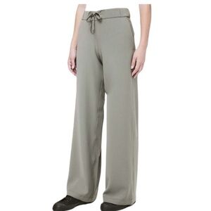 Lululemon On The Fly wide leg pant 8